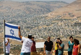 israelis-with-flag-of-israel